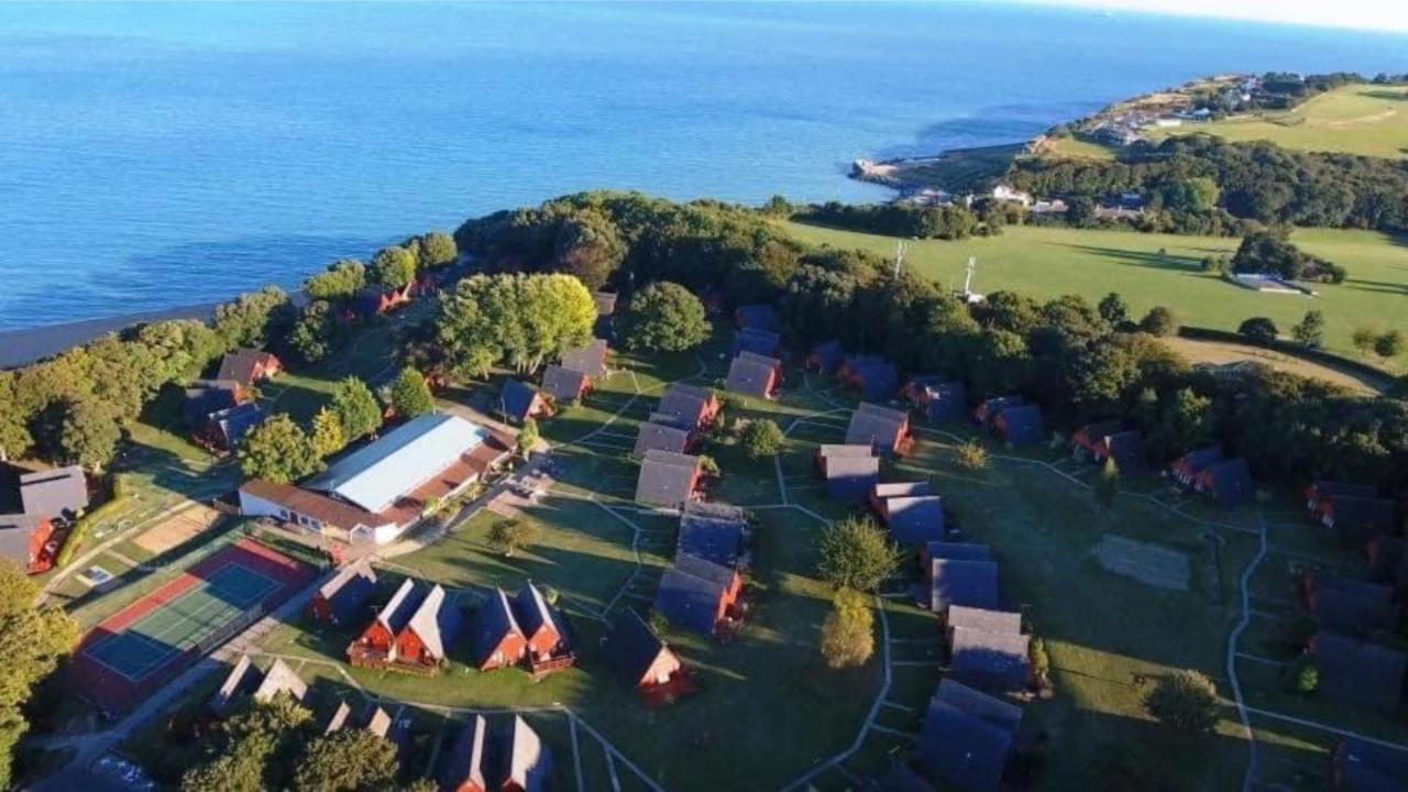 Escape To A Clifftop Chalet With Pool And Tennis Onsite - 1A Kingsdown Holiday Park Exterior photo