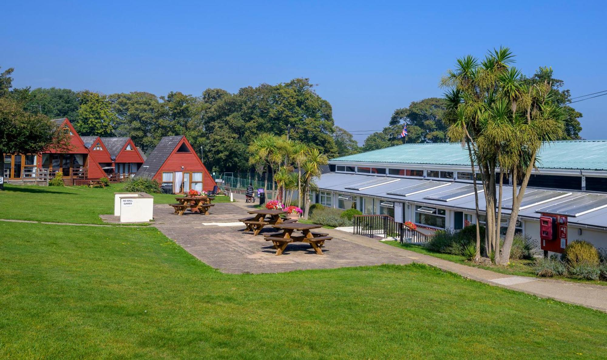 Escape To A Clifftop Chalet With Pool And Tennis Onsite - 1A Kingsdown Holiday Park Exterior photo